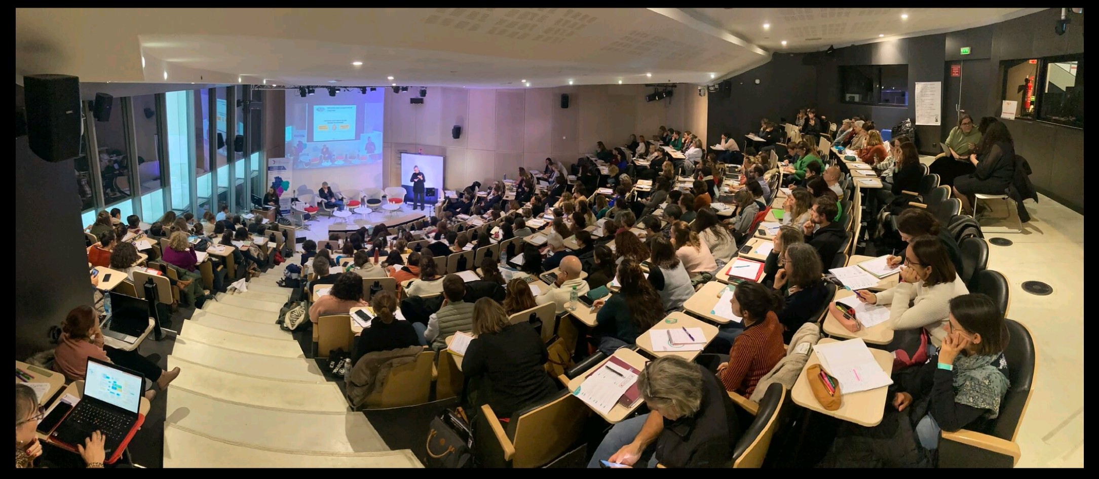 Photo de l'amphithéâtre Badinter de Bordeaux avec les participants du colloque Communication Alternative Améliorée